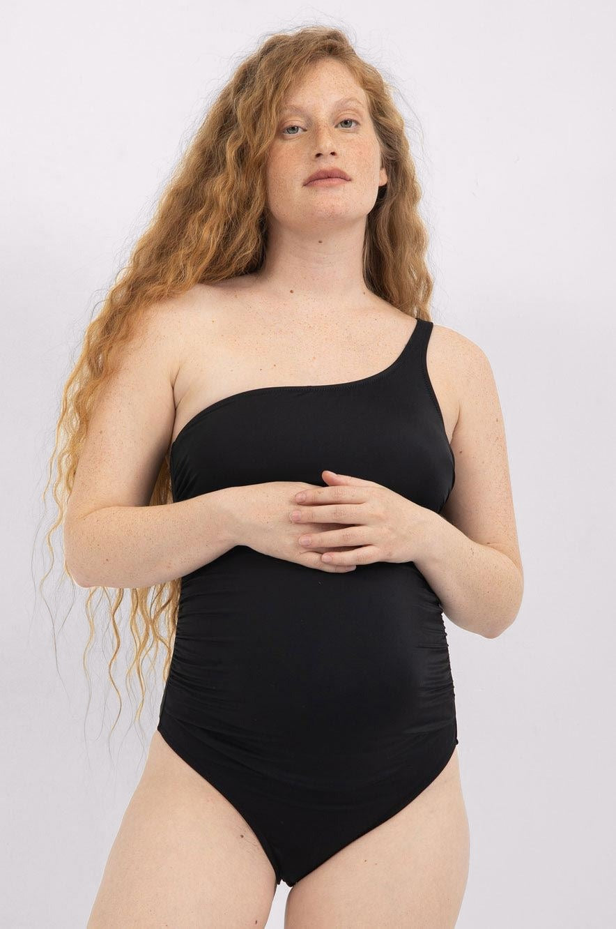 בגד ים שלם להריון One Shoulder שחור - כיווצים מחמיאים בבטן - בגדי ים להריון מבית אבישג ארבל