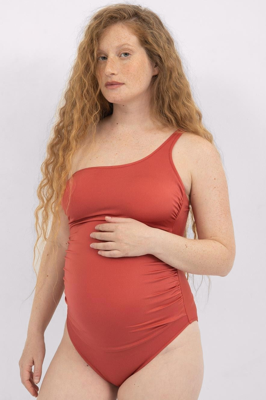 בגד ים שלם להריון One Shoulder חמרה - כיווצים מחמיאים בבטן - בגדי ים להריון מבית אבישג ארבל