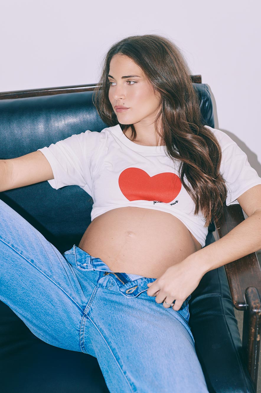 טי שירט הריון MON AMOUR לבן - שרוול קצר - מקולקציית החולצות של אבישג ארבל