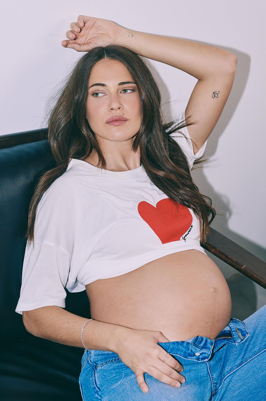 טי שירט הריון MON AMOUR לבן - מקולקציית החולצות של אבישג ארבל - תמונה 2