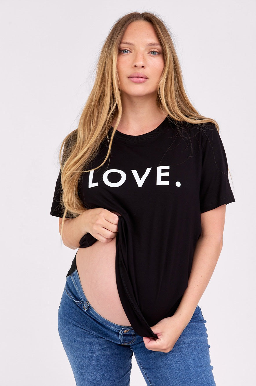 טי שירט הריון LOVE שחור - שרוול קצר - מקולקציית החולצות של אבישג ארבל