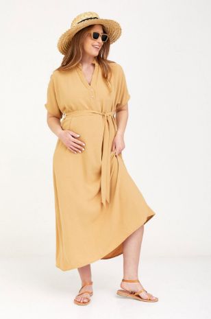 אישה לובשת שמלת הריון סטיבי חול של אבישג ארבל	