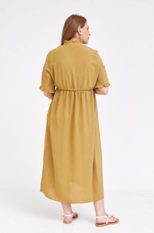 אישה לובשת שמלת הריון נוגה חמרה