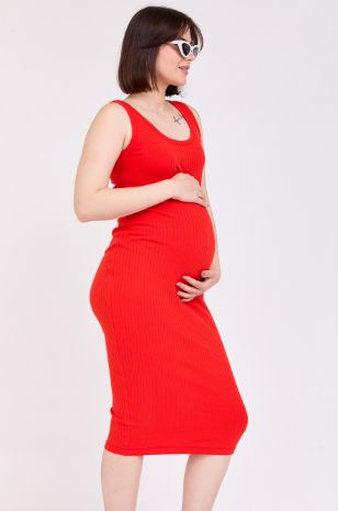 אישה לובשת שמלת הריון בר אדומה