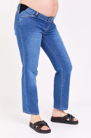 אישה לובשת 	ג'ינס הריון מרי כחול בהיר של אבישג ארבל