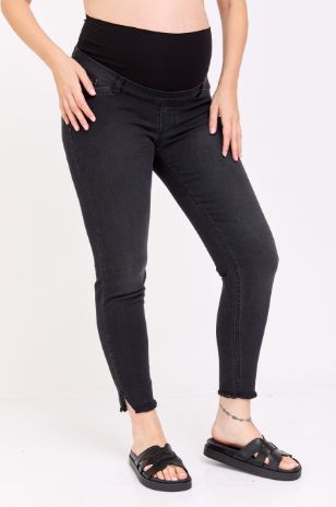 אישה לובשת ג'ינס MOM הריון שחור אבישג ארבל