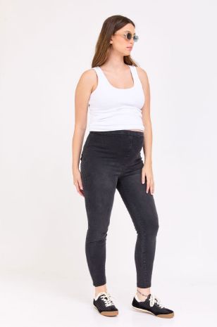 אישה לובשת ג'ינס להריון אן שחור - אבישג ארבל