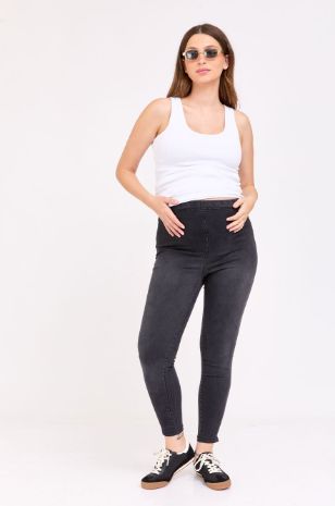אישה לובשת ג'ינס להריון אן שחור - אבישג ארבל