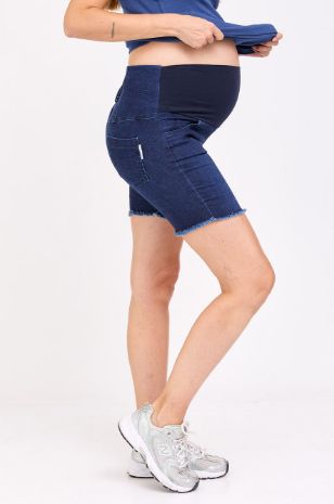 	אישה לובשת ג'ינס קצר להריון אוליביה כחול