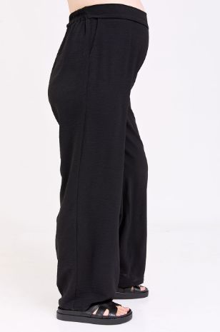 אישה לובשת 	מכנסי הריון סופיה שחורים