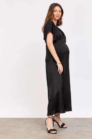 אישה לובשת שמלת הריון אפרודיטה שחורה של אבישג ארבל