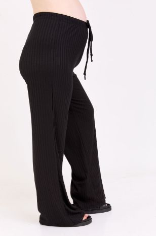 	אישה לובשת מכנסי הריון ריבה שחורים