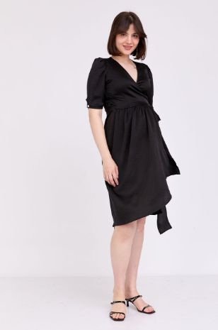 אישה לובשת שמלת מעטפת להריון בל שחורה