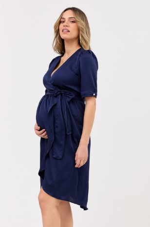 	אישה לובשת שמלת מעטפת להריון בל נייבי