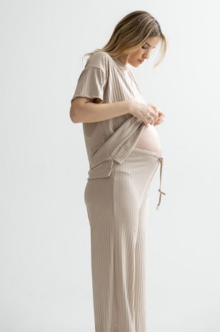 אישה לובשת חולצת הריון אורי אבן
